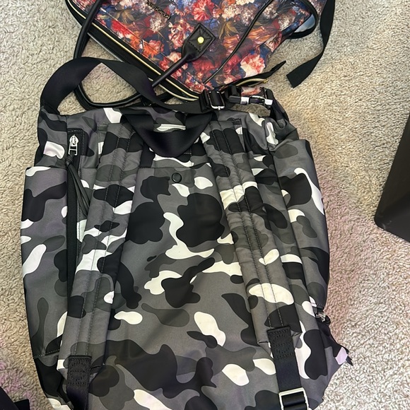 Shorty Love- Camo Large Backpack - Picture 4 of 10